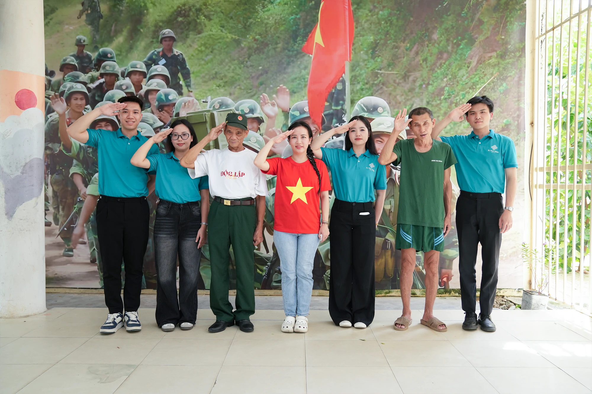 Hành trình tri ân từ trái tim – Khi Phòng khám Da liễu St.Paul gieo mầm yêu thương đến những người hùng thầm lặng