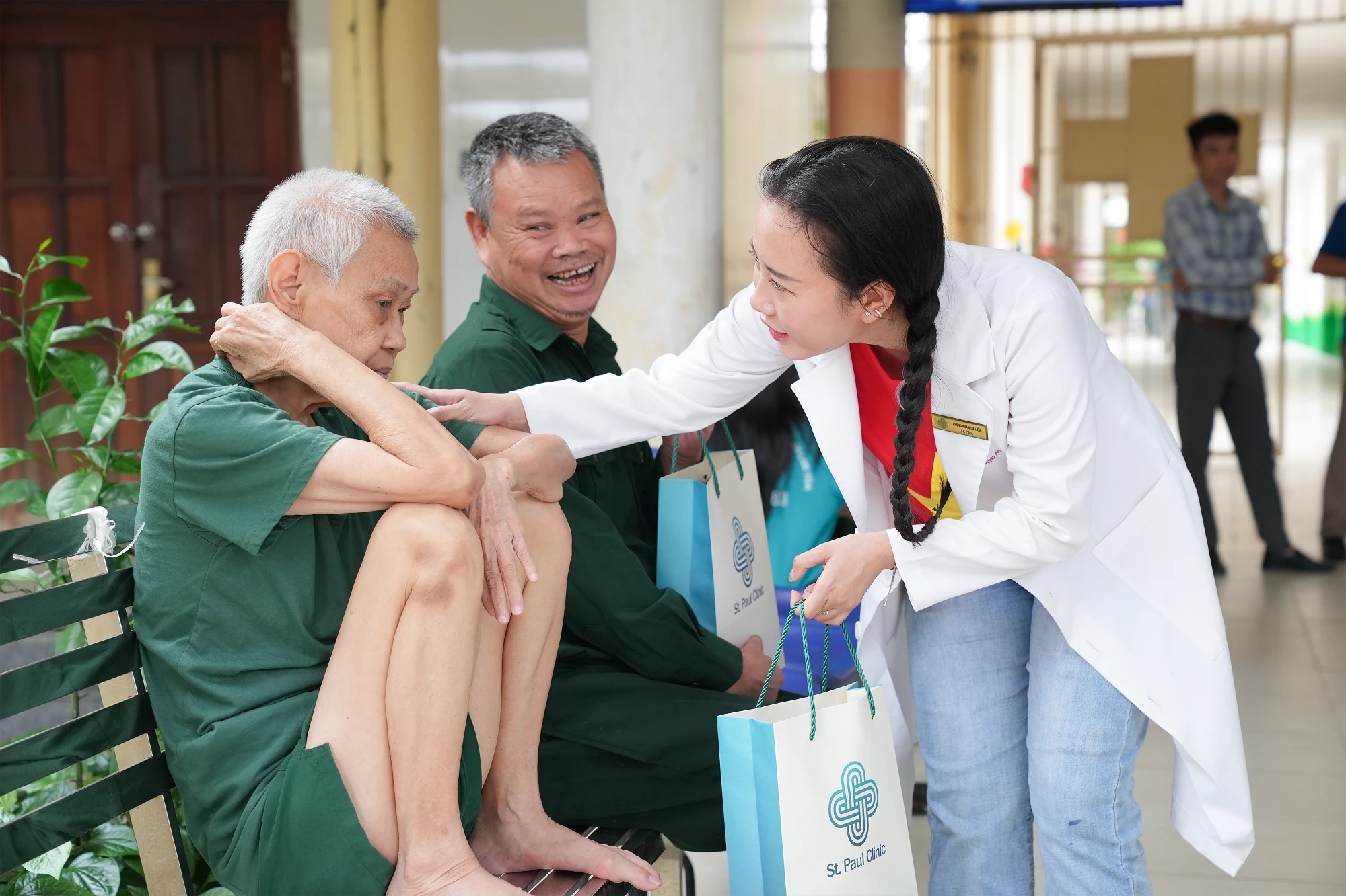 Hành trình tri ân từ trái tim – Khi Phòng khám Da liễu St.Paul gieo mầm yêu thương đến những người hùng thầm lặng